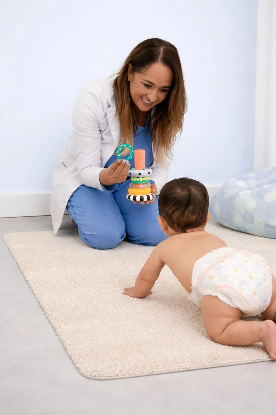 Especialista de la salud evaluando hitos del neurodesarrollo en consulta de crecimiento y desarrollo infantil