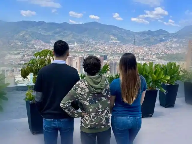 Niños y jóvenes compartiendo actividades recreativas y conversación en una sesión de Sibshops